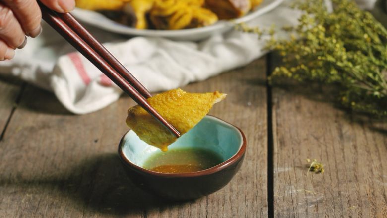 盐焗鸡翅(家常版),切块,蘸酱,开吃。