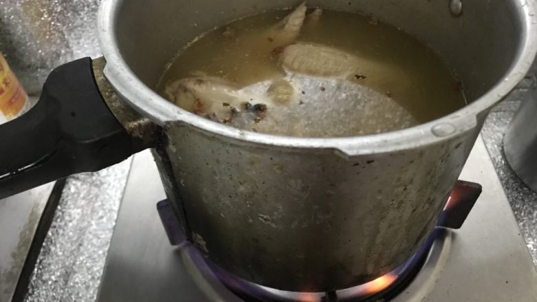 盐焗鸡翅(家常版),盖上盖子,(我用高压锅是虚盖盖子的,不上压力)大火煮开后调小火煮25分钟,不要翻动太多次,外皮特别容易破。