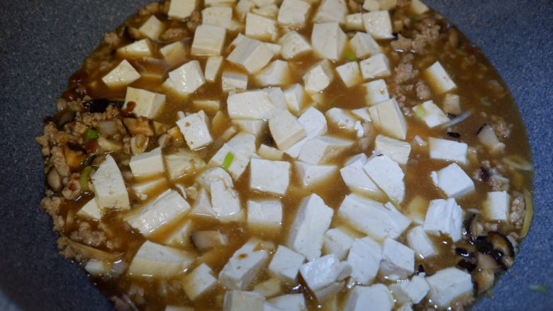 软嫩鲜香豆腐,放入嫩豆腐,煮3分钟。