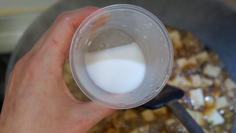 软嫩鲜香豆腐,最后,加入水淀粉勾芡。