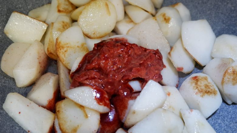 红乳芋头,倒入压碎的腐乳汁,