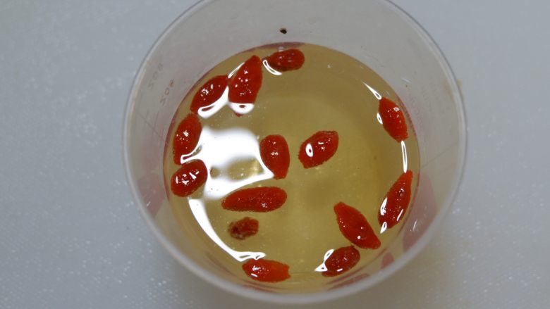 冬瓜银耳汤,<a style='color:red;display:inline-block;' href='/shicai/ 673'>枸杞</a>洗净,放水中浸泡10分钟。