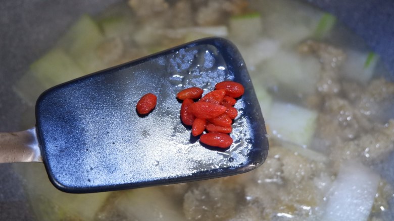 冬瓜银耳汤,加入枸杞,