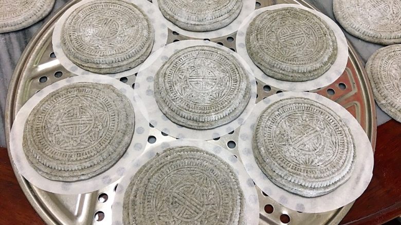 田艾印粿,垫上油纸,热水上锅蒸10分钟!