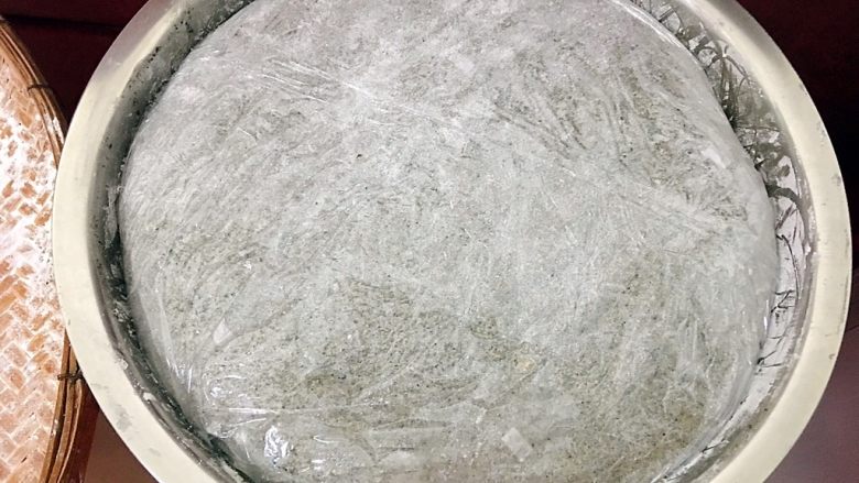 田艾印粿,揉成面团,盖上保鲜膜和温热的毛巾,待用!