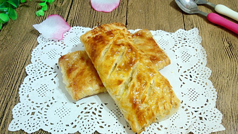法式甜点~香蕉派,成品,外皮酥脆,咬一口里面的香蕉软软甜甜的!