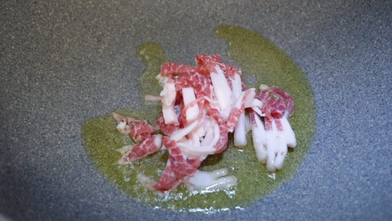 芹菜烧粉条,锅中热油,下入肉丝。