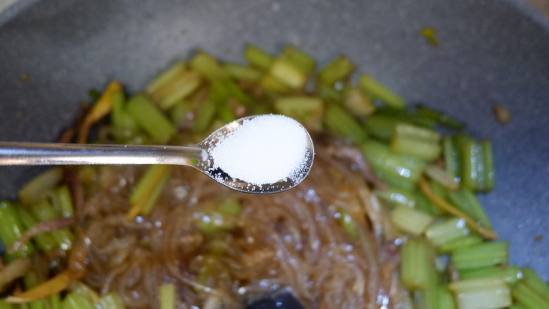 芹菜烧粉条,最后根据个人口味,加适量盐调味即可。