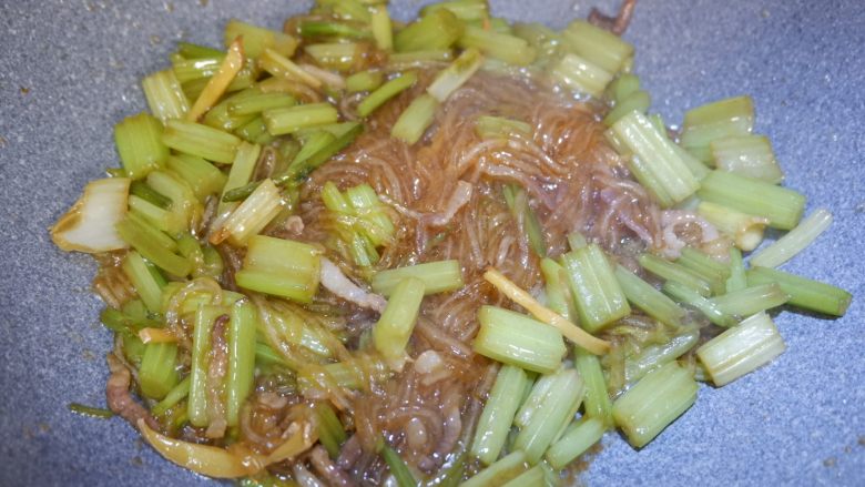 芹菜烧粉条,将两种食材混合炒至均匀