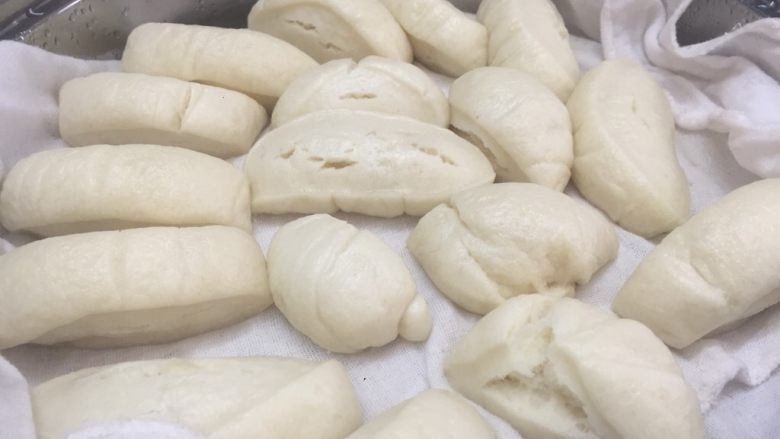 家常馒头,蒸出来的又酥又香口感不错，虽然比不上外面人家做的好看，但是很好吃的