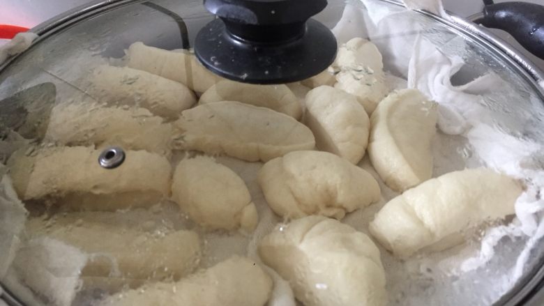 家常馒头,先把锅里的水烧开再放馒头下去蒸，大火蒸六分钟左右