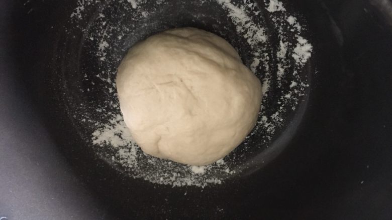 家常馒头,和面，揉面团，柔软但是不粘手，放电饭煲里按发酵功能发酵