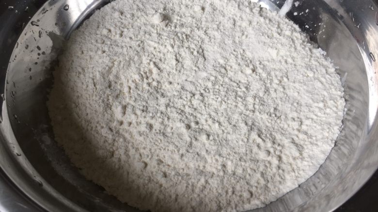 家常馒头,把适量<a style='color:red;display:inline-block;' href='/shicai/ 519'>面粉</a>放大盘子里备用，加点盐，放<a style='color:red;display:inline-block;' href='/shicai/ 893'>炼乳</a>