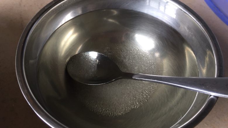 家常馒头,准备一小碗糖水，热水融化<a style='color:red;display:inline-block;' href='/shicai/ 3729'>白糖</a>，依据面粉的量接水