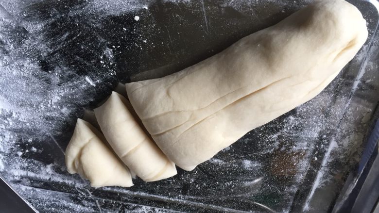 家常馒头,发酵好的面团揉成条就可以切了