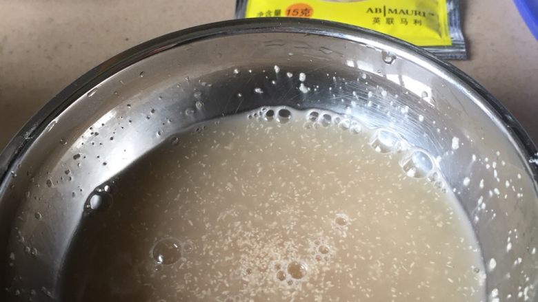 家常馒头,适量的糖水中加适量的<a style='color:red;display:inline-block;' href='/shicai/ 731'>酵母</a>粉，搅拌融化