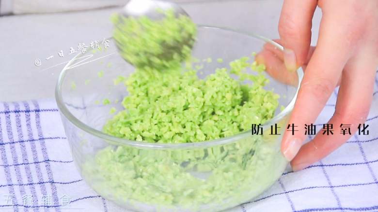 牛油果鸡蛋三明治,用刀在牛油果中间沿着核切一圈,拧动牛油果,很轻松可以分成两半。用勺子将牛油果肉挖出牛油果肉,用勺子碾碎,挤一片柠檬汁,防止牛油果氧化。
>>现在牛油果价格不贵,买一点过年期间做三明治,做沙拉,拌凉菜都合适。