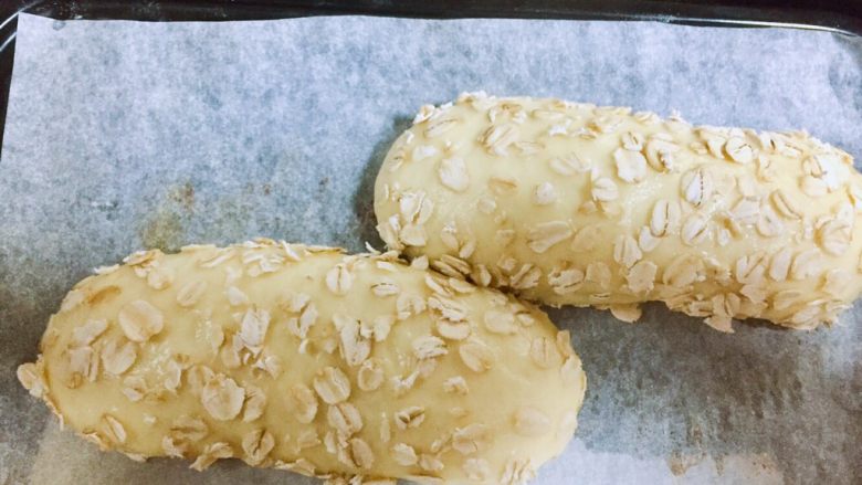 海参燕麦面包,发酵至两倍大后放入中层,烤箱上下火160度18分钟,中途需要上色满意后需要加盖锡箔纸,以免表皮烤焦