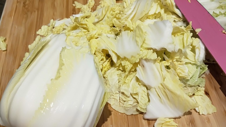 素炒娃娃菜,不用切,用刀直接削成块。