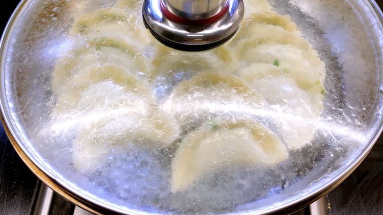 荠菜猪肉煎饺,等待，当看到水很少时并已经闻到有点香味时，转中火。