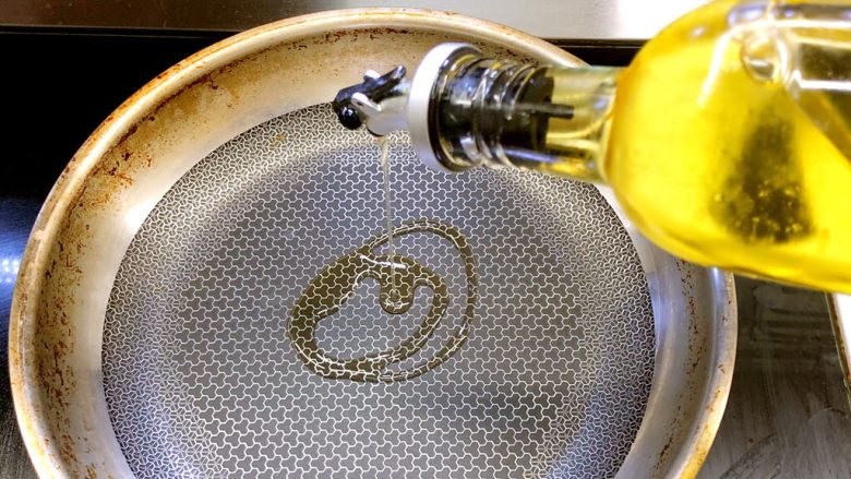 荠菜猪肉煎饺,煎锅开中火，加入实用油