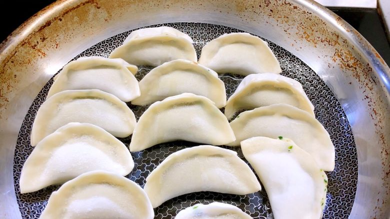 荠菜猪肉煎饺,依次放入包好的荠菜猪肉饺子