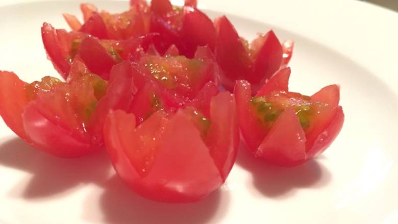 花开富贵,年年有鱼(余),按同样的方法,准备好所有装饰的“红灯笼”;
