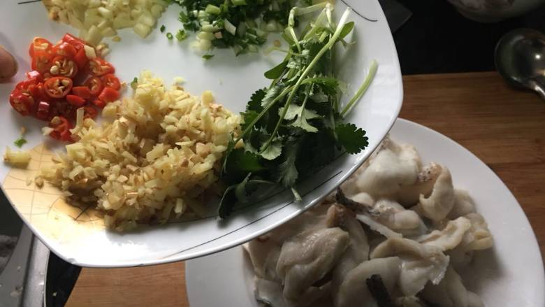 花开富贵,年年有鱼(余),捞出鱼片,沥干水分后,装盘;