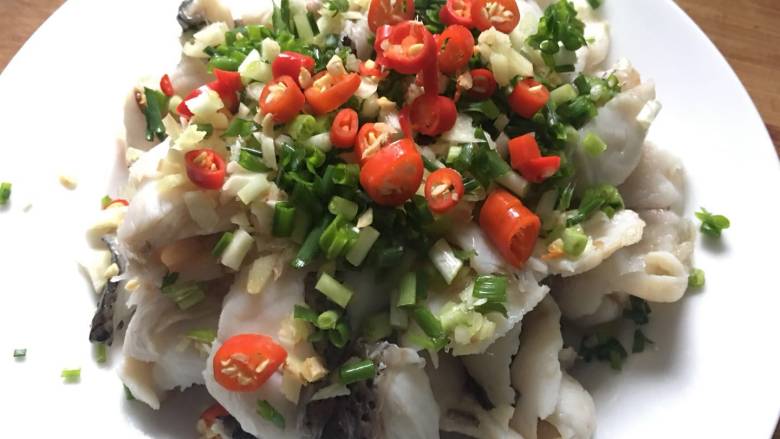 花开富贵,年年有鱼(余),依次将所有辅料均匀地铺在鱼片上面;