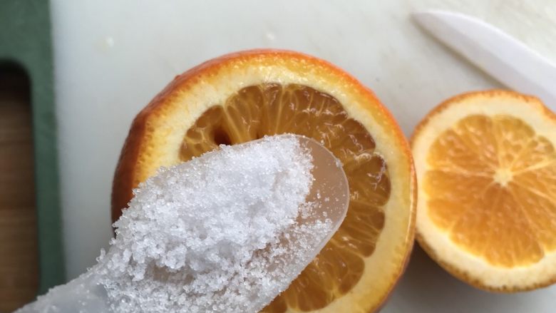 盐蒸橙子(止咳功效),加入食盐。