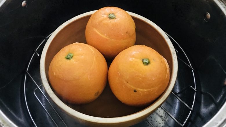 盐蒸橙子(止咳功效),大火,上蒸锅,把橙子用蒸钵盛放入蒸锅。我蒸了三个橙子。