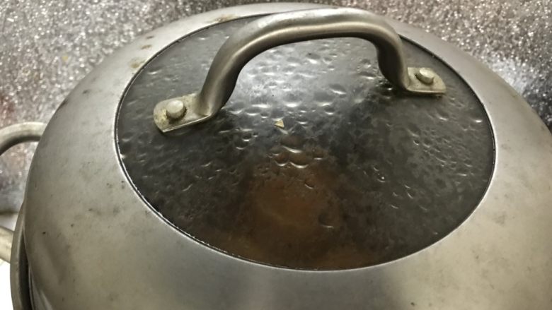 盐蒸橙子(止咳功效),盖锅盖,大火蒸15分钟。