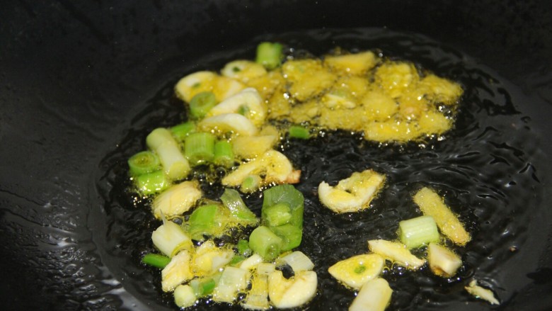 红烧排骨土豆,锅里热油,爆香葱姜蒜