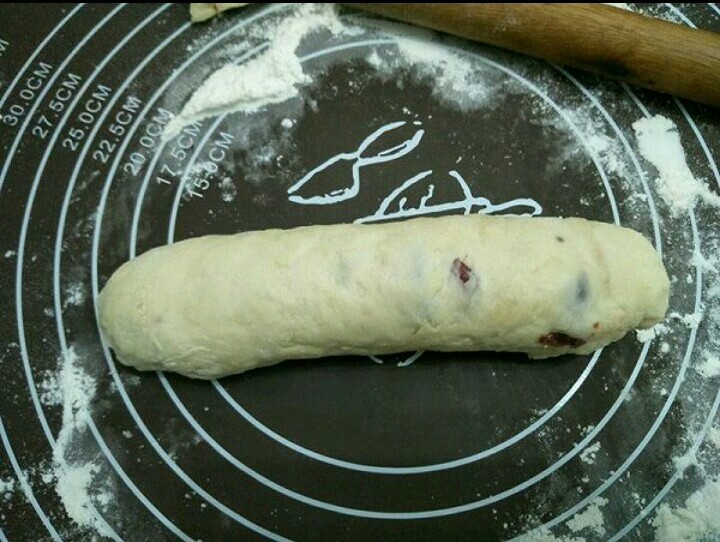 免揉蔓越莓面包,从一边卷起卷成圆柱型,两边收好口。