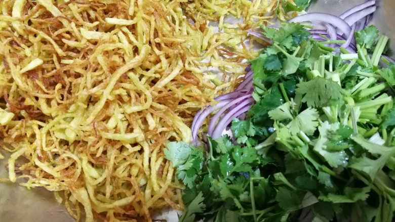 快手香油京味三丝,土豆丝晾凉后,放入切好的圆葱丝,香菜段。