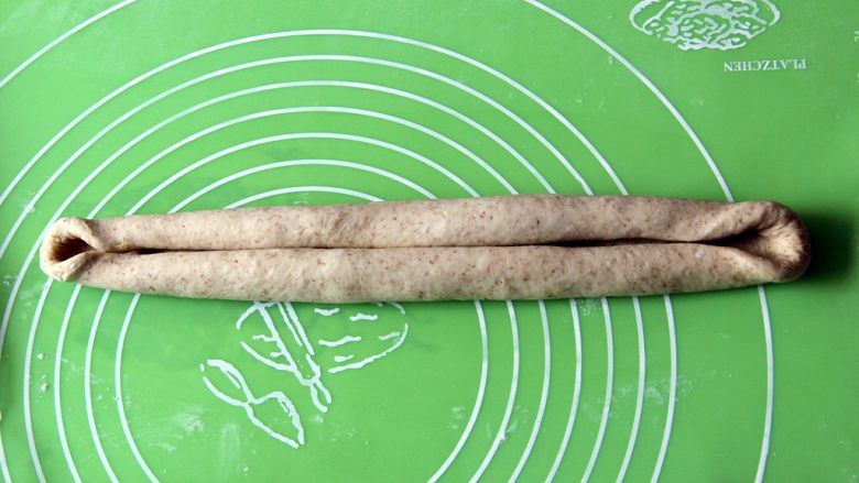 粗粮长棍面包,两边都卷起来。