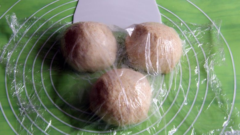 粗粮长棍面包,分成三个剂子,每个170克。盖上保鲜膜静置20分钟。