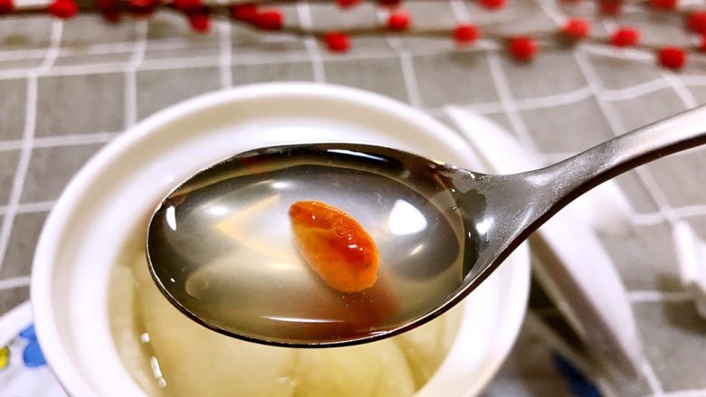 冰糖炖梨,先喝一口梨汁,甘甜美味😋