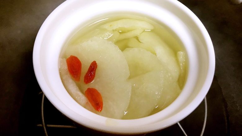冰糖炖梨,最后放入<a style='color:red;display:inline-block;' href='/shicai/ 142822'>枸杞子</a>再炖两分钟,关火