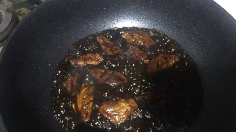 辣感可乐鸡翅~,鸡翅炖熟改大火收汤。