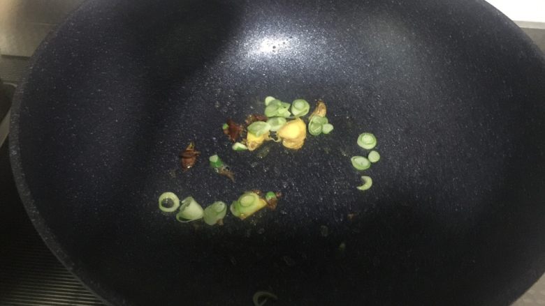 辣感可乐鸡翅~,用煎出的油炒香葱、姜、花椒、干辣椒
