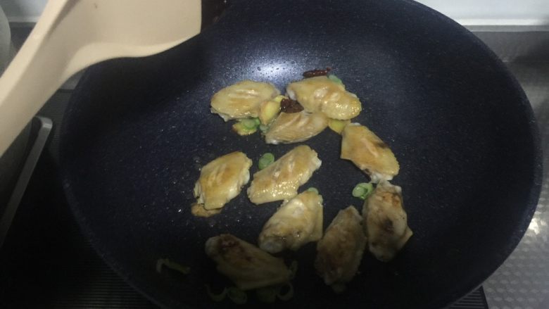 辣感可乐鸡翅~,倒入煎好的鸡翅继续翻炒一会
