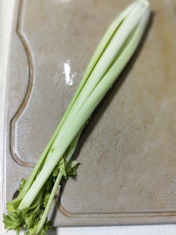腰果木耳炒西芹,<a style='color:red;display:inline-block;' href='/shicai/ 143'>西芹</a>3-4根,洗净,去除叶子。