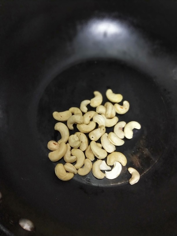 腰果木耳炒西芹,热锅,放入一丢丢油,倒入腰果用中小火不停翻炒,切记不要大意停止翻炒,不然会炒糊掉。炒至微黄酥脆,出锅待用。