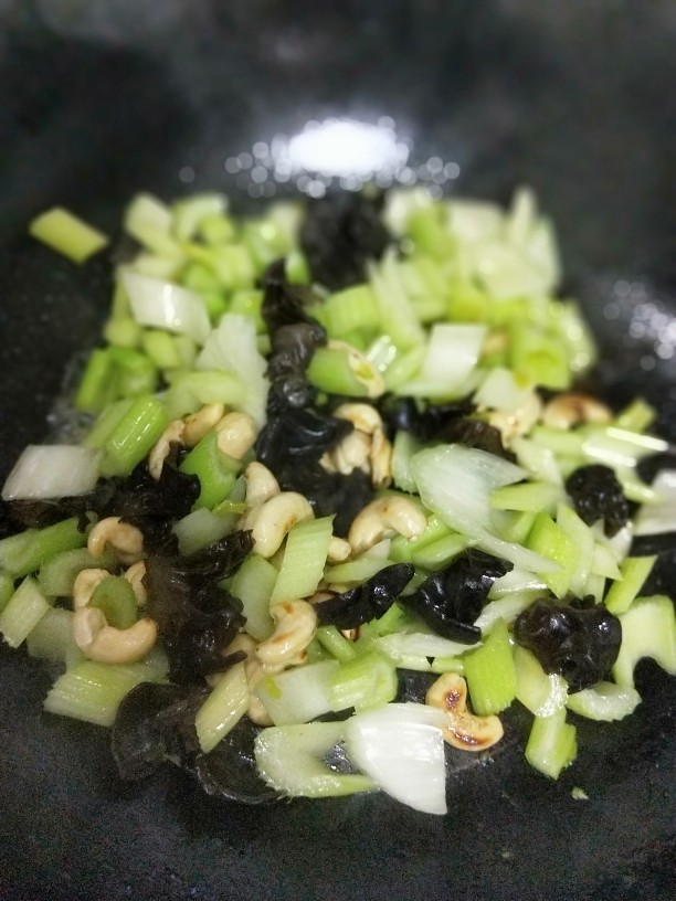 腰果木耳炒西芹,待西芹与木耳熟透,加入盐、糖、蘑菇粉调味,最后加入酥脆的腰果兜匀,出锅摆盘即可。