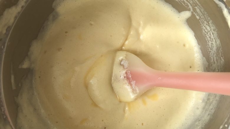 童趣卡通小蛋糕,再倒回原来的面糊,翻拌均匀;