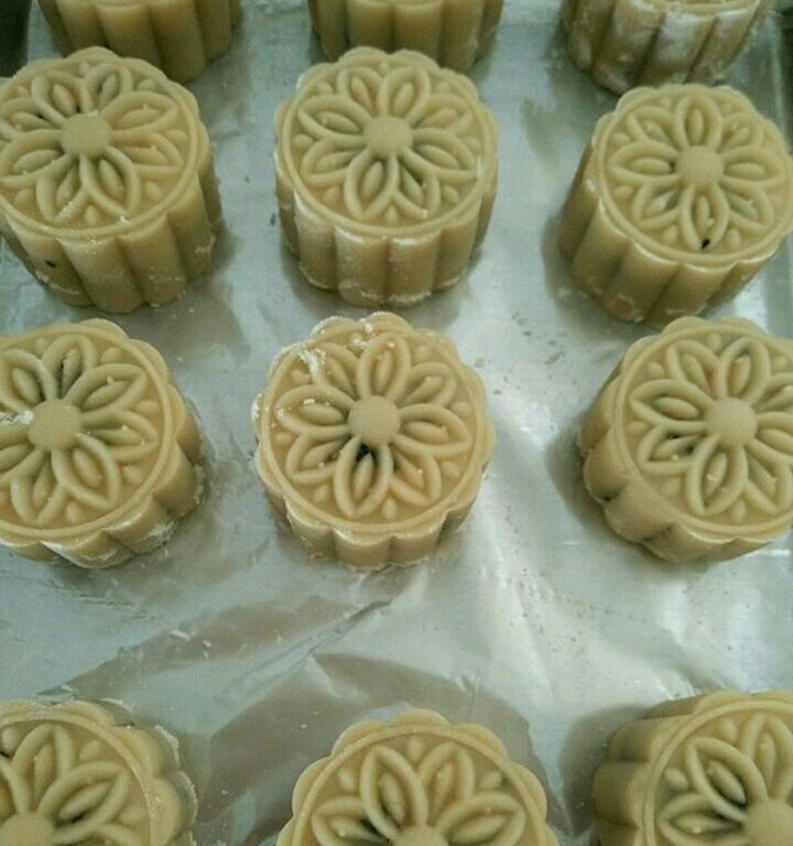 五仁馅月饼,压出来放烤盘里,表面喷水。放到预热好的烤箱上管180度下管160度烤五分钟。