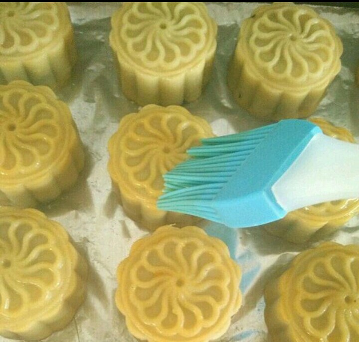 五仁馅月饼,拿出来刷蛋液,薄薄的一层就可以了。