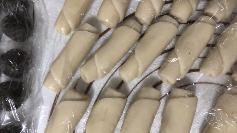 椒盐芝麻牛舌饼,边擀卷,边盖保鲜膜,防止变干,全部卷好,静置十五分钟