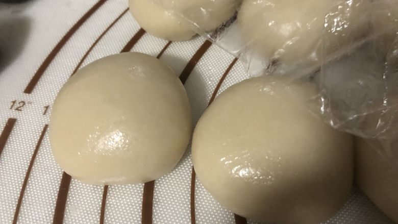 椒盐芝麻牛舌饼,包好的面团收口朝下,盖保鲜膜备用